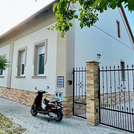 Voeroesmarty Apartmanhaz Makó 外观 照片